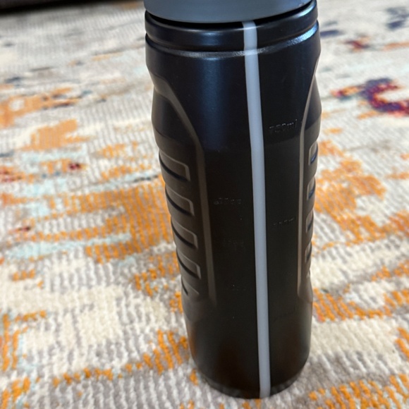 Under Armour Squeeze Plastic Water Bottle 32 oz Sideline Sport Grey Black Gym UA - Picture 4 of 6